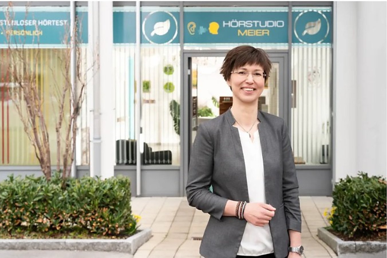 Anja Meier vor dem Eingang des Hörstudio Meier am Sportlerweg 2 in Eschlikon